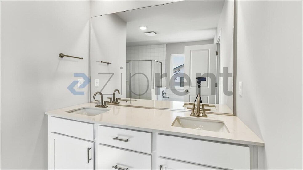 Building Photo - Unit