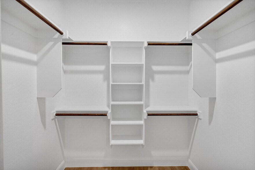 Building Photo - 405 Lake View St