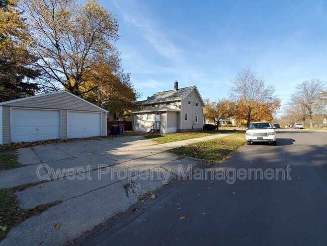 Building Photo - 784 Eleanor St NE