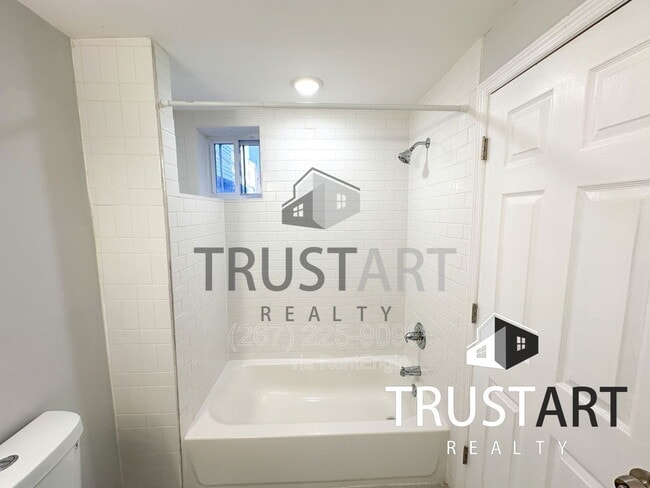 Building Photo - 2404 W Thompson St