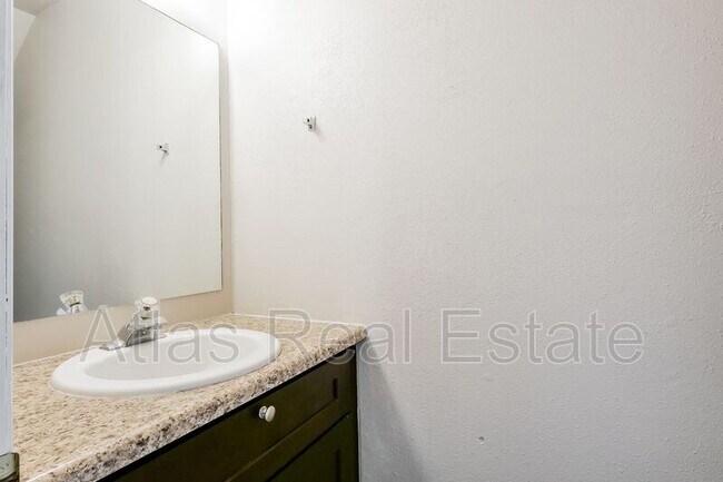 Building Photo - 32 Royal Crest Dr