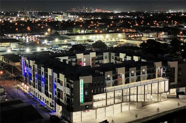 Building Photo - 3100 Lake Villa Dr