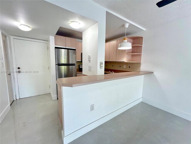 Building Photo - 2530 SW 3rd Ave