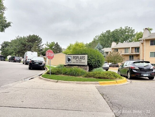 Building Photo - 2050 Ridge Dr