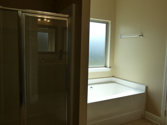 Building Photo - 3-Bedroom All Brick Home - Terra Bella