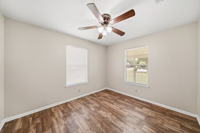 Building Photo - 1017 Lions Park Dr
