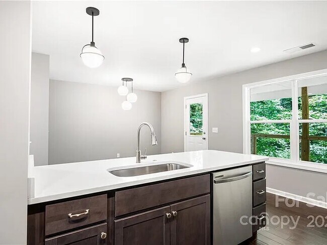 Building Photo - 10 Beryl Ct