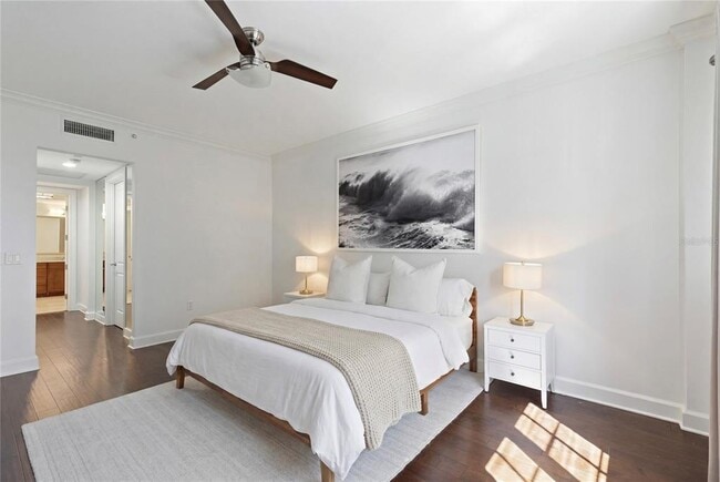 Building Photo - 300 Beach Dr NE