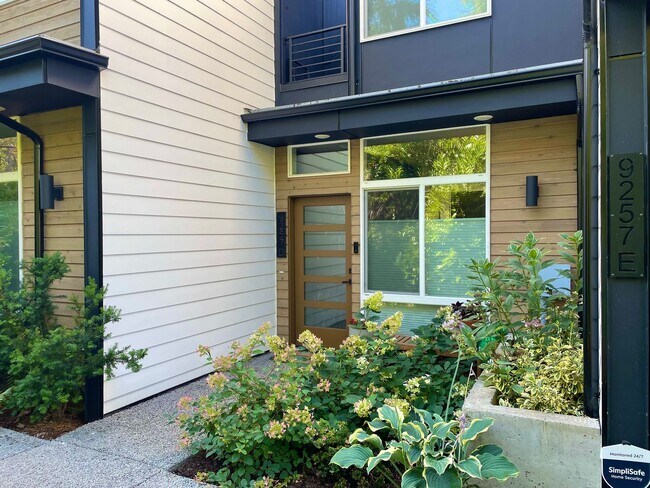 Building Photo - 9257 Ashworth Ave N, Unit D