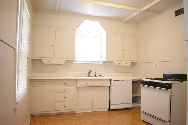 Building Photo - 2 Story Cute House Close to Campus! Lease Now for the 2026-2027 School Year! Available September ...