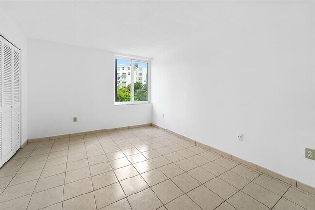 Building Photo - 250 180th Dr