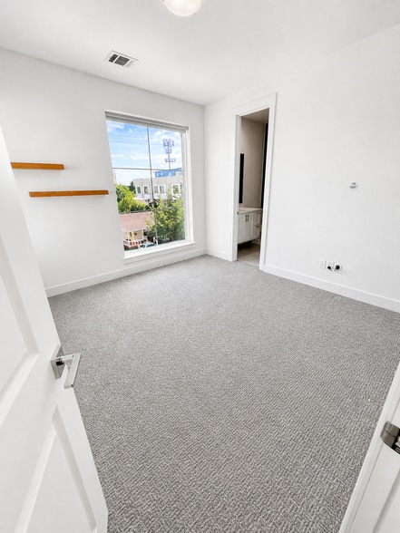 2nd bedroom with full en-suite bathroom and can be used as office - 5605 Bryan Pky