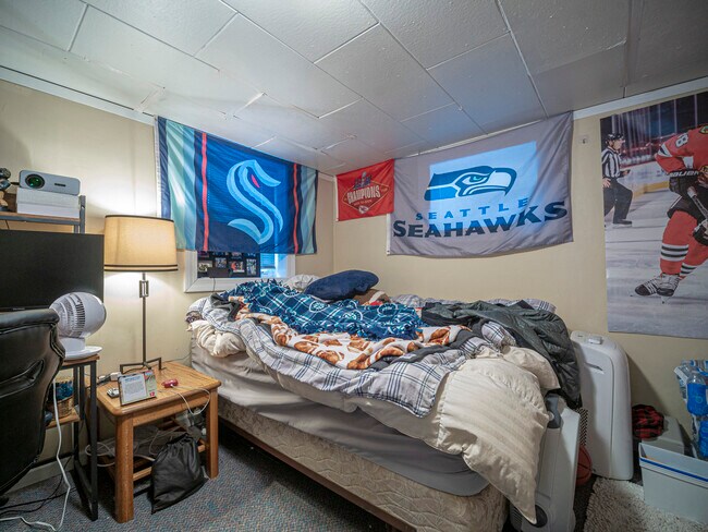 Building Photo - 1140 NE Lake St