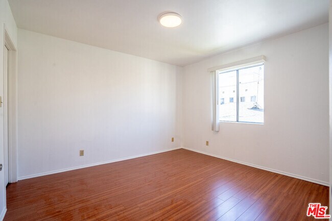 Building Photo - 820 S St Andrews Pl