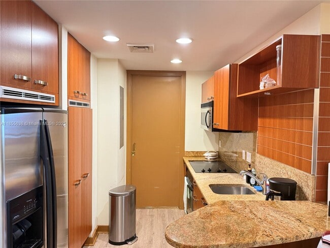 Building Photo - 1395 Brickell Ave