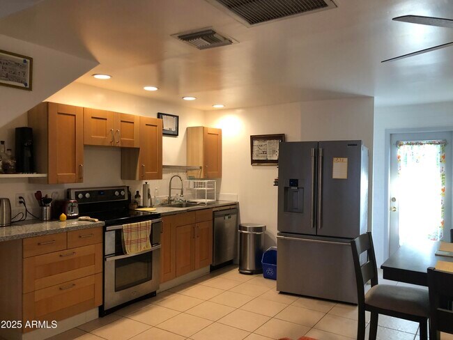 Building Photo - 2025 S Granada Dr