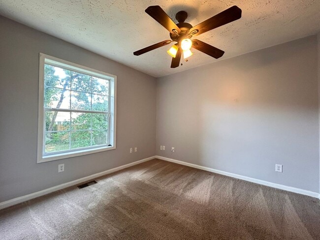 Building Photo - Spacious 4-Bedroom Home W/Sunroom & Large ...