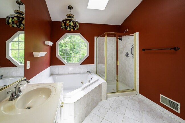 Building Photo - Tower Oaks First-Time Townhome in Rockville is Move-in Ready!