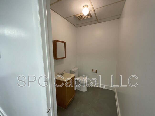 Building Photo - 5 Center Square