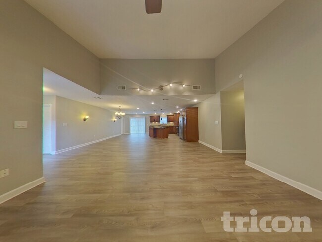 Building Photo - 664 Channing Dr