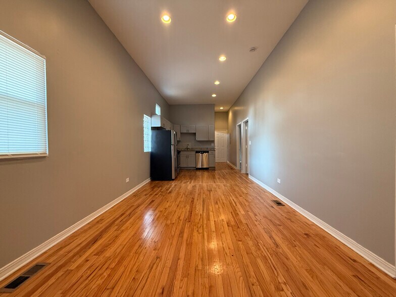 Building Photo - 5906 S La Salle St