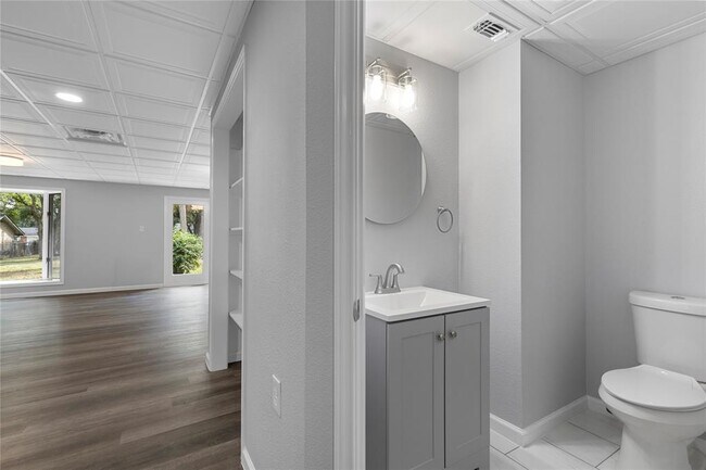Building Photo - 2101 Mimosa Dr