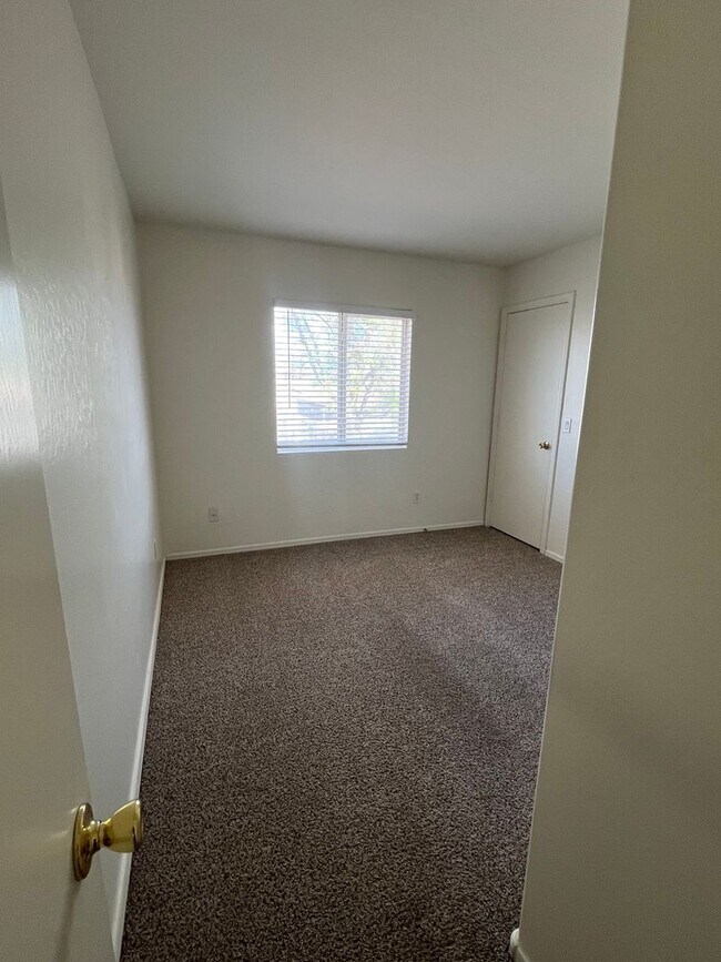 Building Photo - GREAT 4 BEDROOM 2 BATH HOME