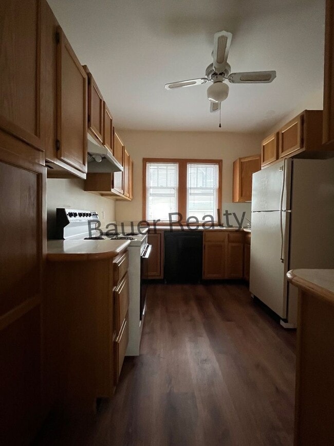 Building Photo - 3 Bedroom single family home