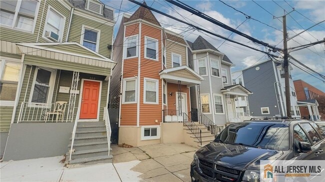 Building Photo - 362 1/2-362 New St