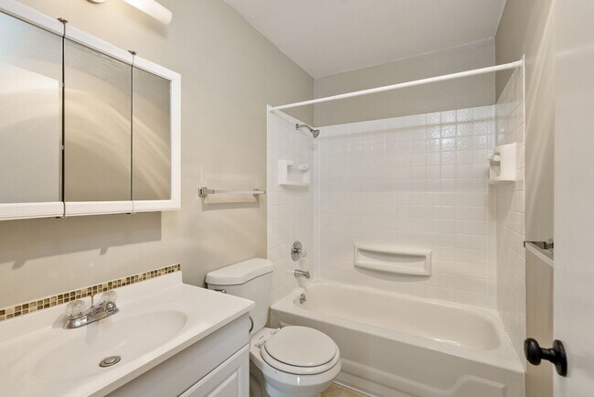 Building Photo - North Beacon Hill 1 Bedroom Apartment for Rent | Beacon Hill Light Rail Access, Balcony, Hardwood...