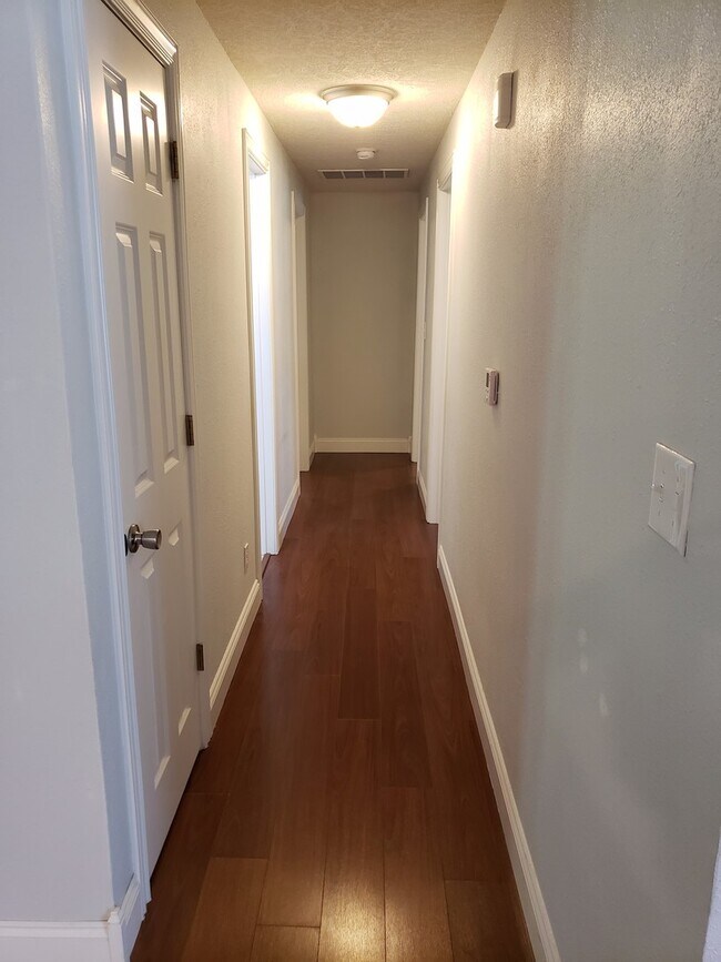 Building Photo - Granite Counter Tops w/ Open Floor Plan in...