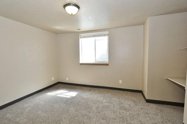 Building Photo - Single-Level w/BG Home in a Quiet Neighbor...