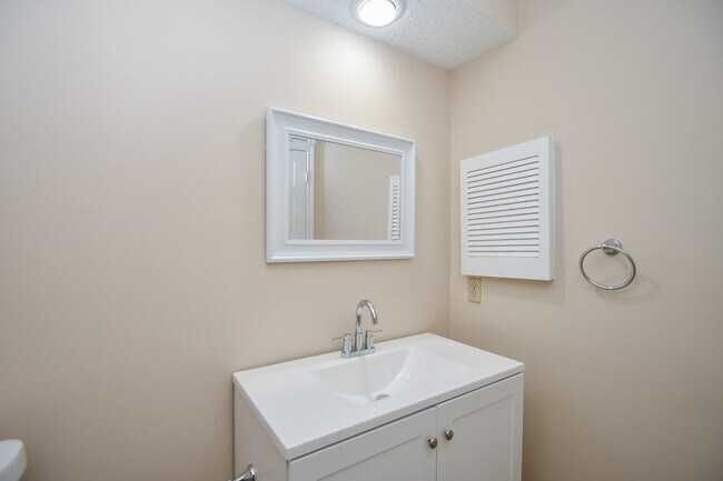 Building Photo - 1643 Beaconshire Rd