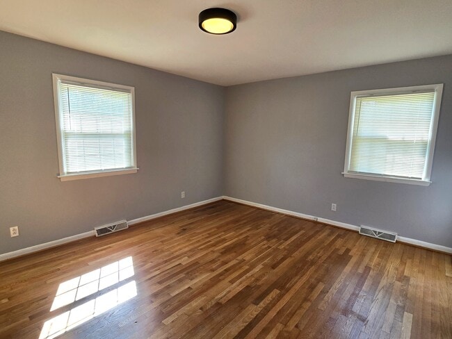 Building Photo - 2402 Chatham Dr