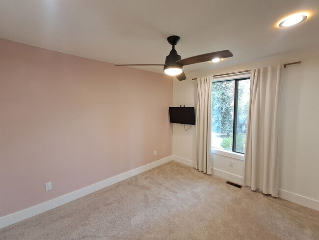 Building Photo - $3,200 -5 Bed / 3 Bath- Home with Fully Fe...