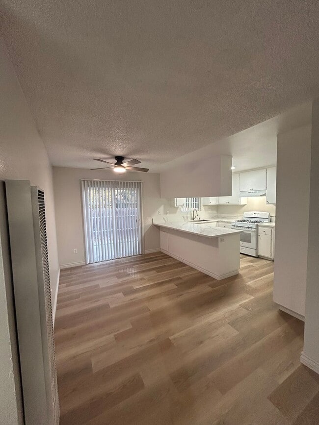 Building Photo - Charming Renovated 3 Bedroom/2 Bath Single...