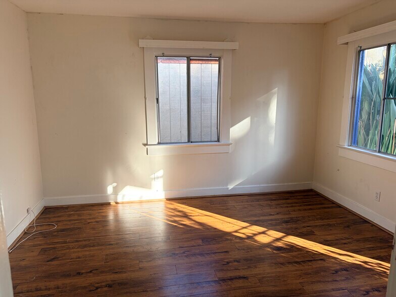 Building Photo - 608 E Angeleno Ave