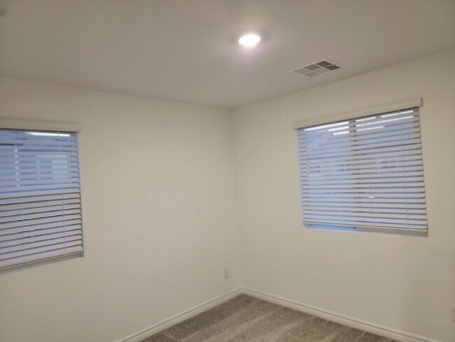 Building Photo - Stunning  4 Bedroom Townhome