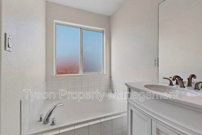 Building Photo - 6605 Ventana Hills Rd NW