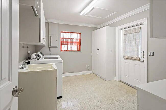 Building Photo - 555 20th St