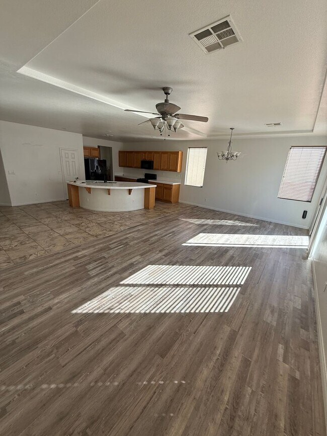 Building Photo - Beautiful three Bedroom, 2 Bath Home