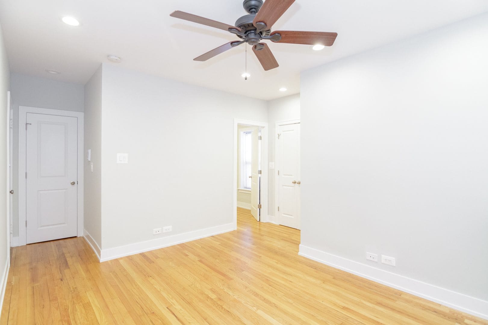 Building Photo - 538 W Cornelia Ave