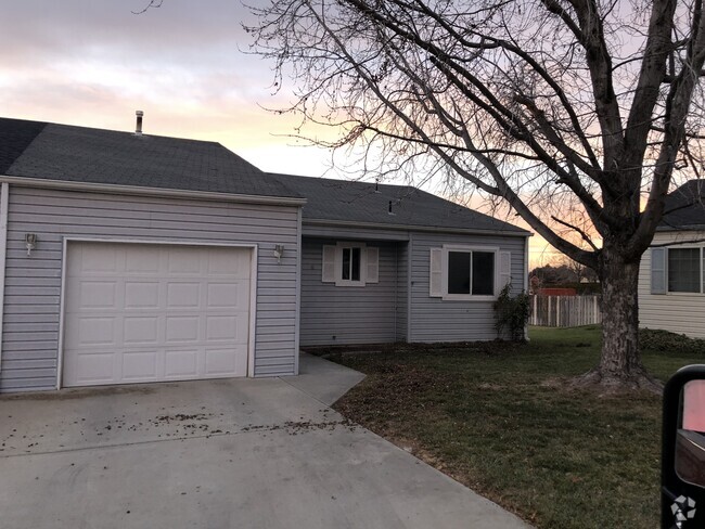 Building Photo - 6 Burgundy Ct