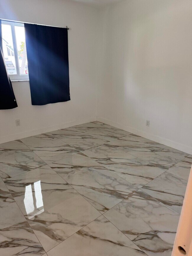 Building Photo - 1100 Pine Dr