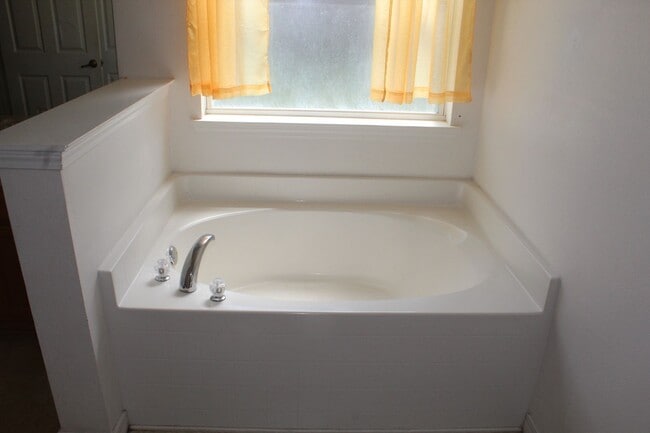 Building Photo - Spacious 3/2 Home in Sunny Hills w/ 2-Car Garage