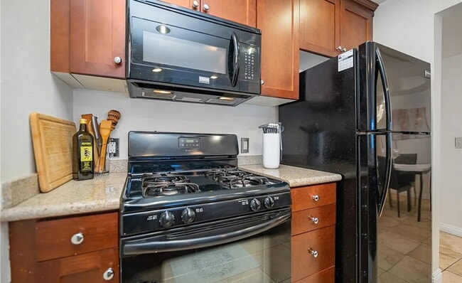 Building Photo - Discover this inviting 1-bedroom, 1-bathro...
