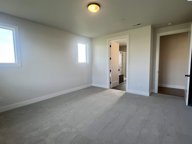 Building Photo - West Vinyard Estates 3 br plus den 4 car