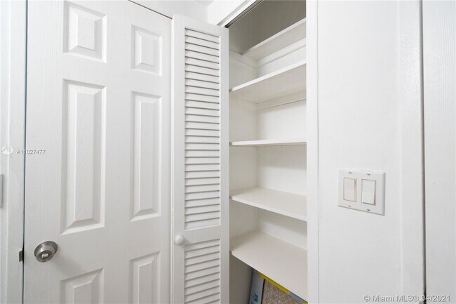 Building Photo - 220 Kings Point Dr