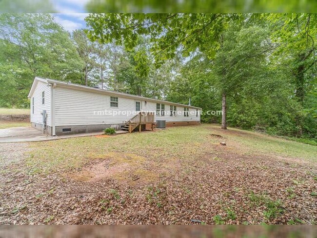 Building Photo - A COUNTRY DREAM! 4BR, 2BATH MANUFACTURED HOME, $1650./month