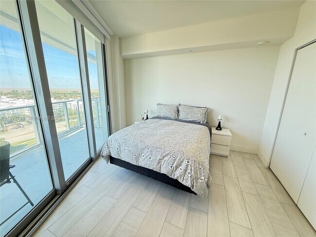 Building Photo - 2000 Metropica Wy